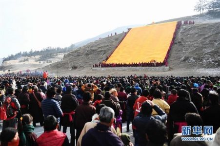 “世界藏学府”拉卜楞寺举行瞻佛节